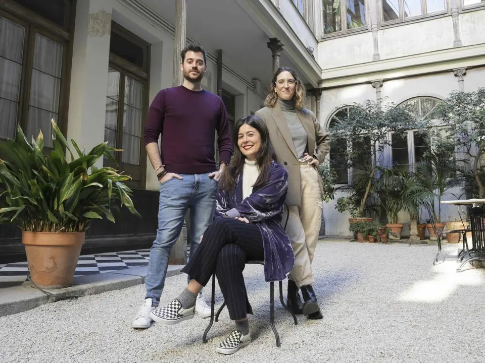 De izquierda a derecha, Jorge Mart&iacute;n y Davinia Mart&iacute;nez. Sentada, Nora Ormaetxea