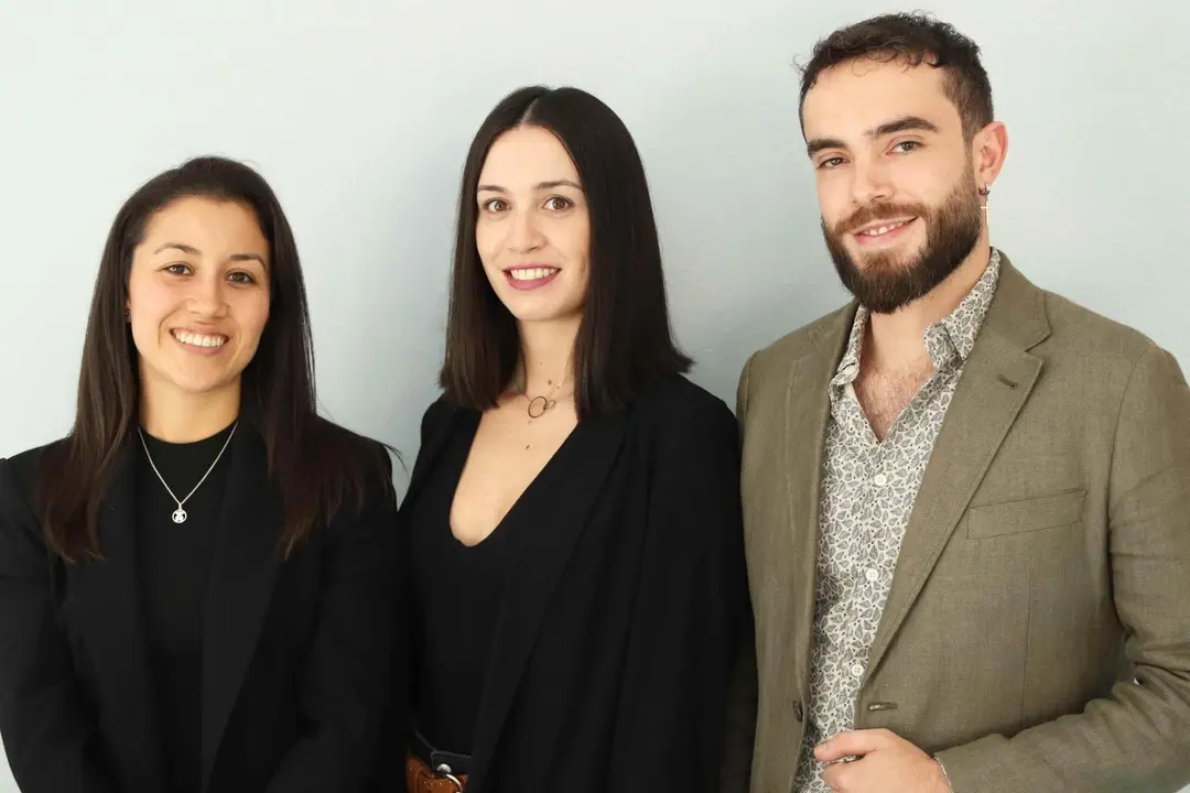 De izquierda a derecha, Tamara del Valle, Leticia Losada y Sergio G&oacute;mez