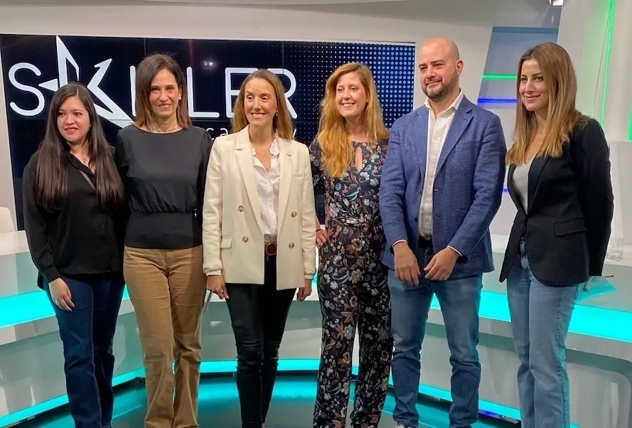 Foto de Izquierda a derecha: Micaela, Soraya, Carla, Cristina, Juan Antonio y Ana Motilla