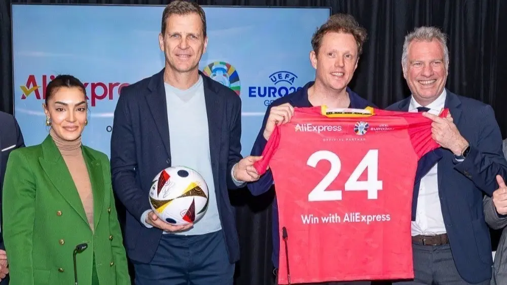 De izquierda a derecha, Valentina Maceri, exfutbolista; Oliver Bierhoff, leyenda del f&uacute;tbol y fundador de Global Sports Business; Gary Topp, Director Comercial Europeo de AliExpress; y Guy-Laurent Epstein, director de marketing de la UEFA