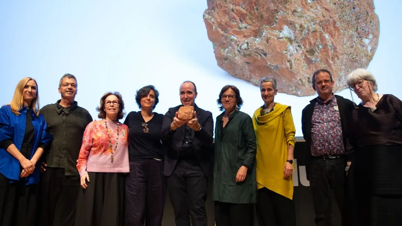 De izq. a der. Valeria Vasi, autora de la Copa del FAD 2024, con Marc Aureli Santos, Carol Fleischman, Esther Agustench, Salvi Plaja, Sison Pujol, Raffaella Perrone, Pau de Sol&agrave;-Morales y Maria Llu&iuml;sa Samaranch, miembros de la Junta del FAD, al finalizar la Asamblea.