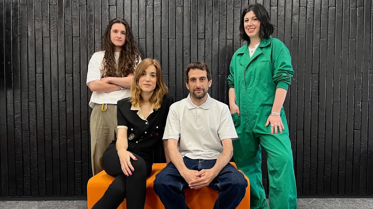 de pie, de izquierda a derecha:  Ana Benet&oacute; y Luz S&aacute;nchez.  Sentados:  Teresa Garc&iacute;a y Alberto Fern&aacute;ndez
