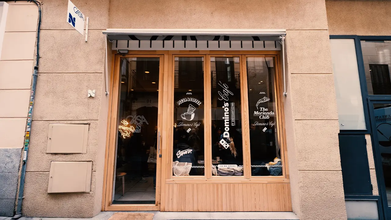 domino's caf&eacute;
