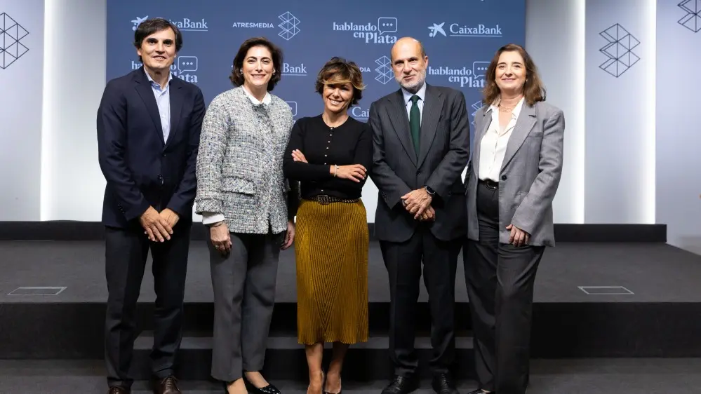 Jos&eacute; Miguel Garc&iacute;a-Gasco, Mar&iacute;a Luisa Mart&iacute;nez Gistau, Sonsoles &Oacute;nega, Javier Bardaj&iacute; y Raquel del Castillo presentan el acuerdo alcanzado entre ambas entidades