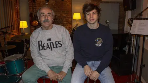 Foto de Manuel Pancho junto a Elton Pancho