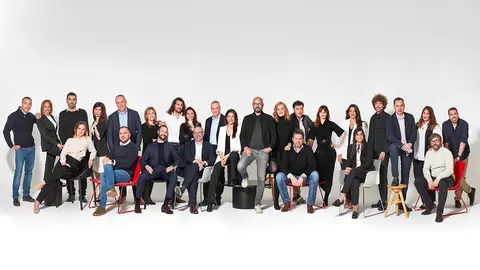 Giorgio Ascolese, CEO y fundador de Wam Global (en el centro), junto con parte del nuevo equipo de la compa&ntilde;&iacute;a