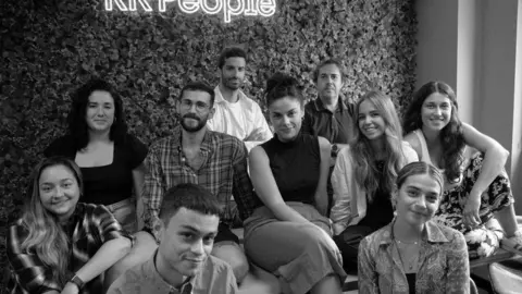 De izquierda a derecha, sentados: Laura Gallego, Sandra Ill&aacute;n, Sergio Mendoza, Borja Garc&iacute;a, Laura Mercado, Miren Puente, Idoia Ant&oacute;n, Sara Garc&iacute;a. De pie, fondo: Felipe Ramos y Jos&eacute; Luis Salazar (al equipo destacado en imagen hay que a&ntilde;adir la reciente incorporaci&oacute;n de Aida Campos).