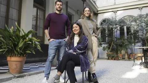 De izquierda a derecha, Jorge Mart&iacute;n y Davinia Mart&iacute;nez. Sentada, Nora Ormaetxea