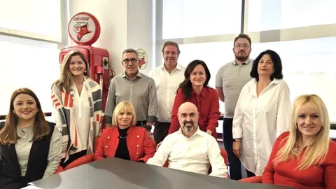 Atr&aacute;s: Patricia S&aacute;nchez, CEO. Pedro Villa, COO. Luis Mart&iacute;n, CFO. Virginia S&aacute;nchez, CMO. Alberto Revilla, Analista Programador. Bel&eacute;n Gonz&aacute;lez- Nicol&aacute;s, responsable del COM. 
Delante: Paula Murcia, responsable de Ad hoc & Comunicaci&oacute;n. Cristina L&oacute;pez, Production & Validation Lead. Jose Manuel Tavira, Commercial Lead. M&ordf; Jos&eacute; S&aacute;nchez, responsable de Digital