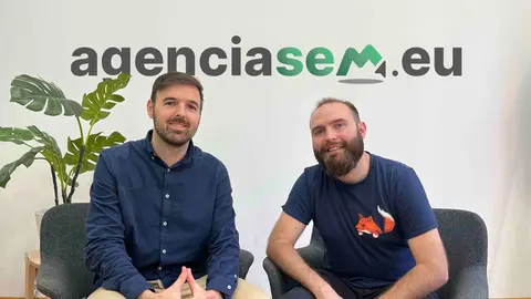 Roberto Gorraiz, CEO de agenciaSEO.eu y agenciaSEM.eu, y Daniel Espinosa, al frente del equipo de Paid Media baja