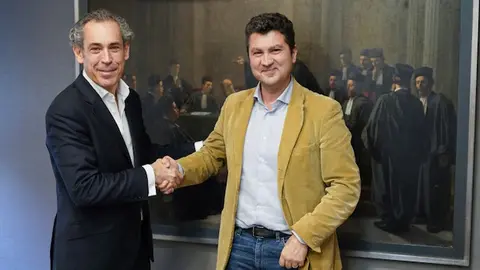 Manuel Mirat firma la venta de Pisos.com