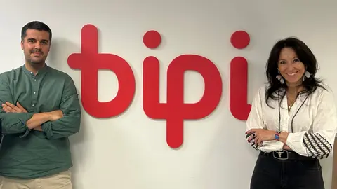 Foto de Saúl Alonso (Bipi) con Ana Picó (Havas PR)