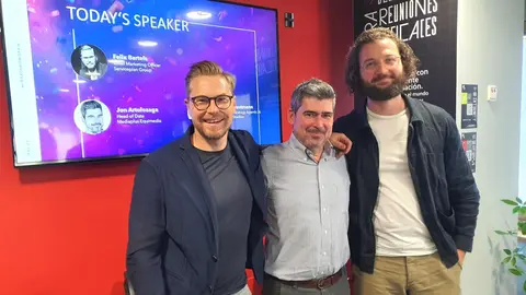 De izquierda a derecha: Felix Bartels, Chief Marketing Officer de Serviceplan Group, Jon Artolozaga, Head of Data de Mediaplus y Oskar Trautmann, Manager Strategy Agentic de AIPlan.Net Studios