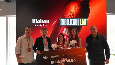 De izquierda a derecha, Adri Ballester (Excellence Lab), Emmanuel Pouey (Chief Marketing Officer de Mahou San Miguel), Ana Capalvo Asensio, Andrea Bernal Gonz&aacute;lez y Miguel Justrib&oacute; (Excellence Lab)