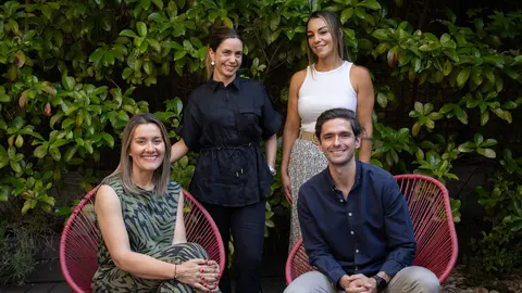 detr&aacute;s de izquierda a derecha, Vicky Ducournau y Andrea G&oacute;mez. Sentados, Patricia Corral y Nico Aguilar