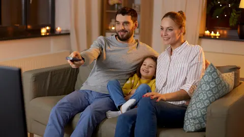 familia viendo la tv
