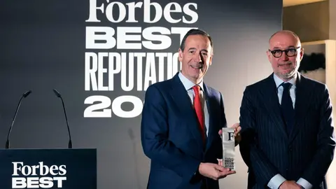 Foto de Gonzalo Cort&aacute;zar, consejero delegado de CaixaBank, y Andr&eacute;s Rodr&iacute;guez, editor de Forbes.