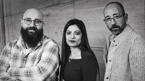 En la foto: Eyal Ben Shalom, Deepti Velury y Asaf Ben Shalom