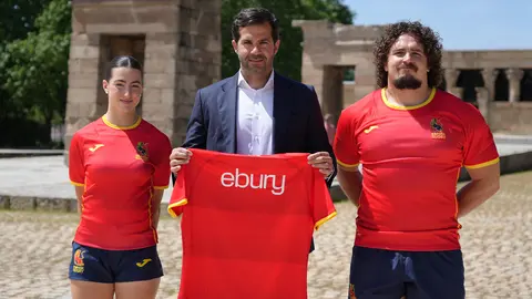 Claudia Cano, Luis Merino (Dtor Gral de Ebury en España) y Lucas Santamaría. 1 - copia